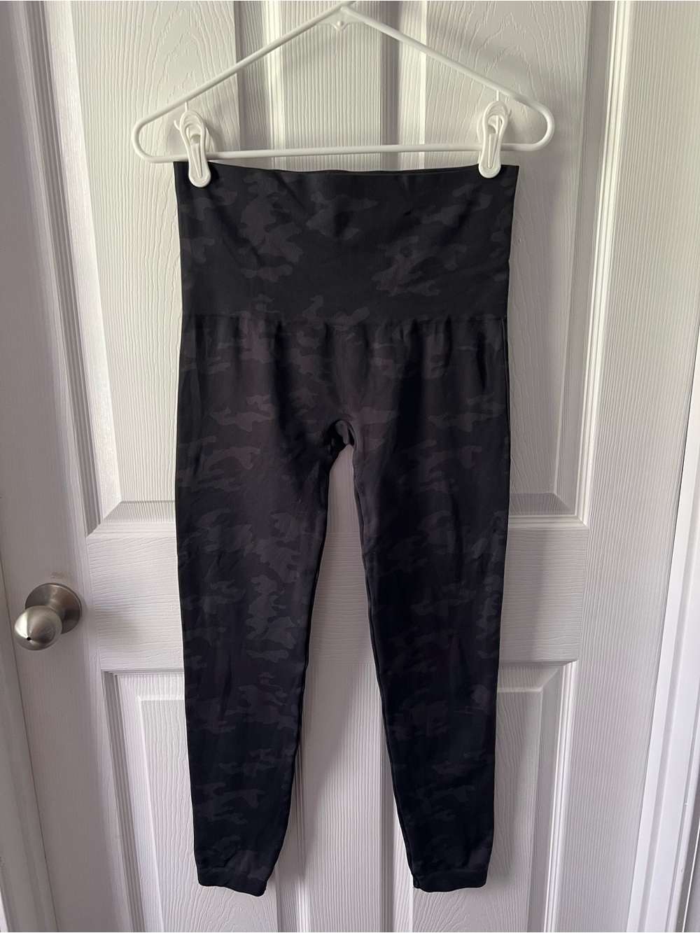 SPANX Size XL Women’s Black Camo Leggings